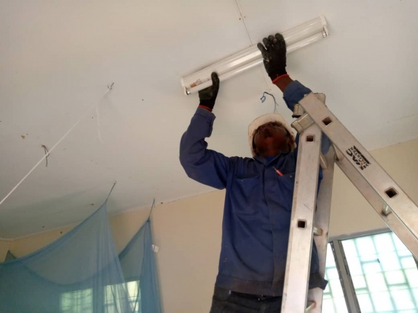 Electrification de la maternité de Mvoukeng (Cameroun)